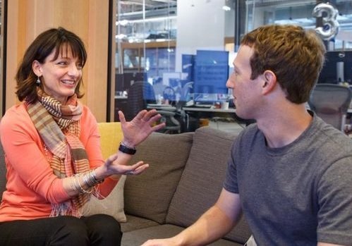 Facebook разрабатывает девайс для видеообщения — Bloomberg